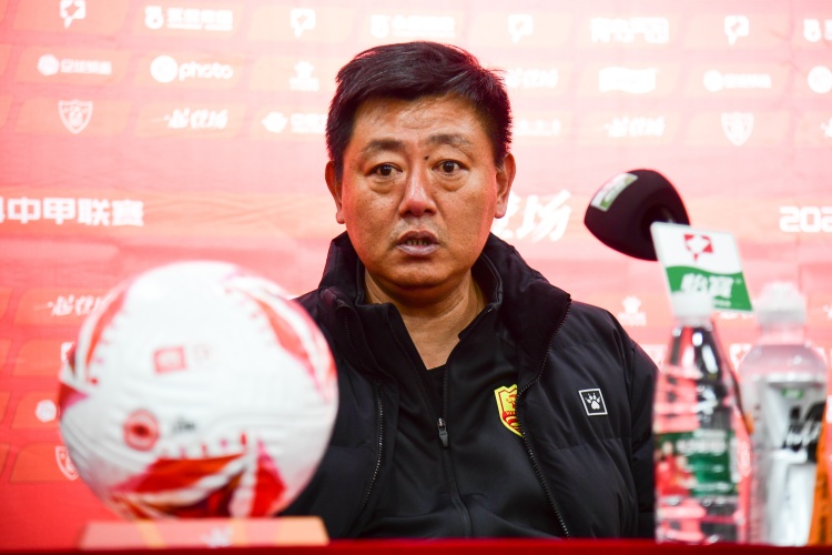 青島媒體：小里瓦爾多缺乏運(yùn)動(dòng)戰(zhàn)進(jìn)球能力，紅獅保級(jí)壓力越來(lái)越大