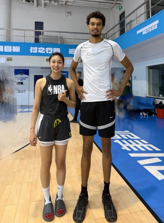 ??當(dāng)時的秀發(fā)依然濃密！北京女籃球員齊鈺曬與文班亞馬的合照