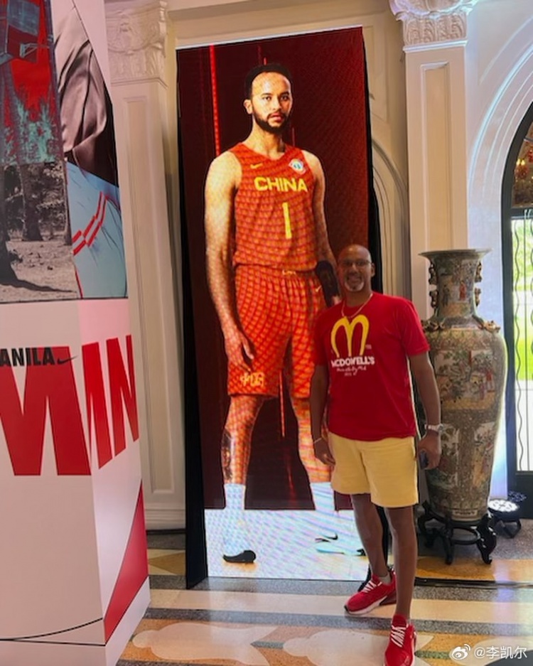 中國(guó)男籃球衣照??李凱爾曬父親與自己宣傳照合影：享受你的節(jié)日