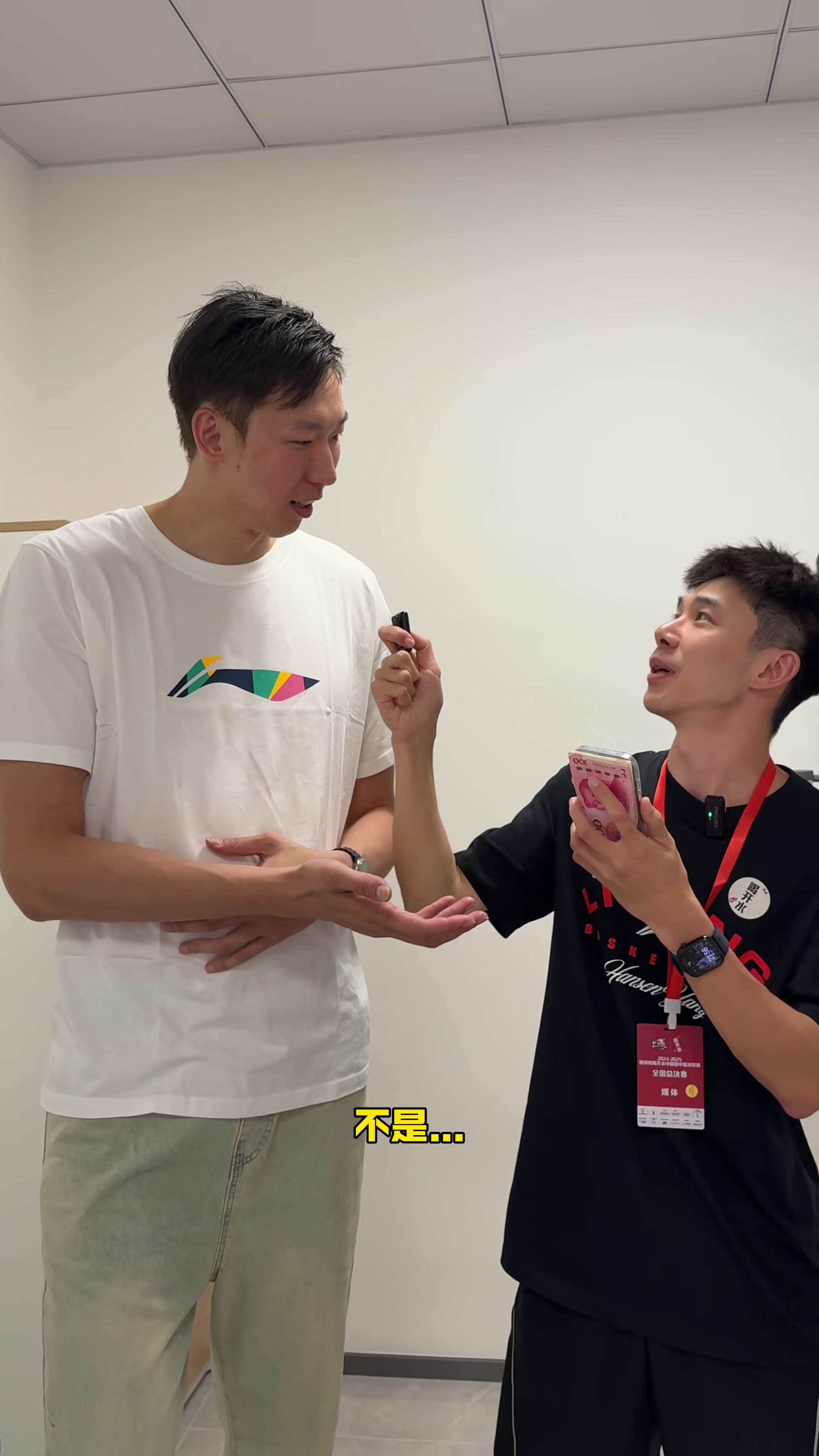 李觀洋社媒曬與小卡同場競技視頻：很難描述他張開手防守時多夸張
