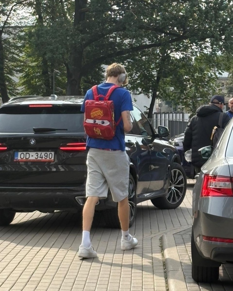 背上我心愛的小書包！賽前穆里寧背著一個卡通小書包前往球館