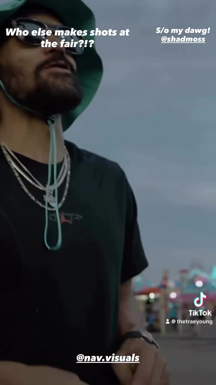 滿級大佬突襲新手村！特雷-楊游樂場玩投籃游戲 連進(jìn)6個拿走獎品