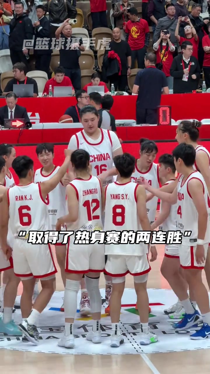 打卡雙塔！尤文圖特女籃賽后找到韓旭和張子宇進行合影