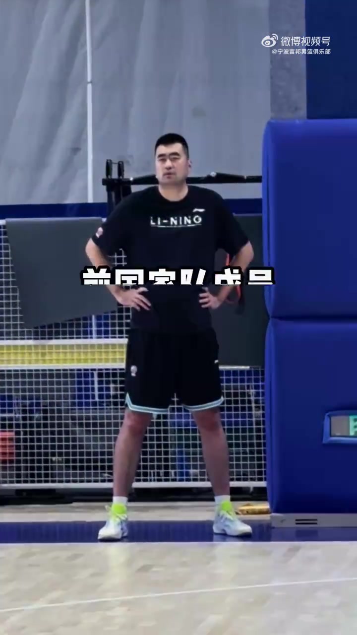 助理教練耐心指導(dǎo)！張兆旭向?qū)幉谢@球員傳授經(jīng)驗與技術(shù)