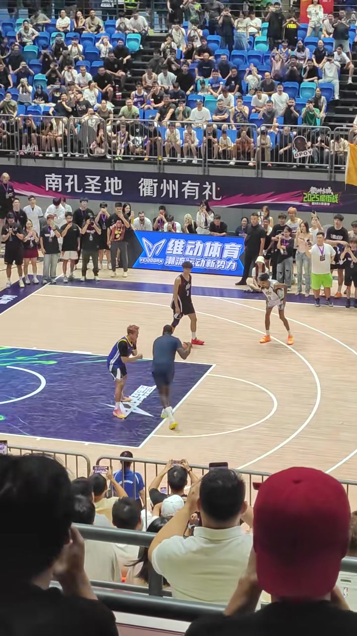效果拉滿??追夢將穿著普爾球衣的程鑫凱掀翻在地&拉拽鎖喉五米