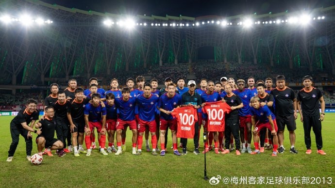 梅州客家球員廖均健、羅德里格 代表球隊出戰(zhàn)第100場正式比賽
