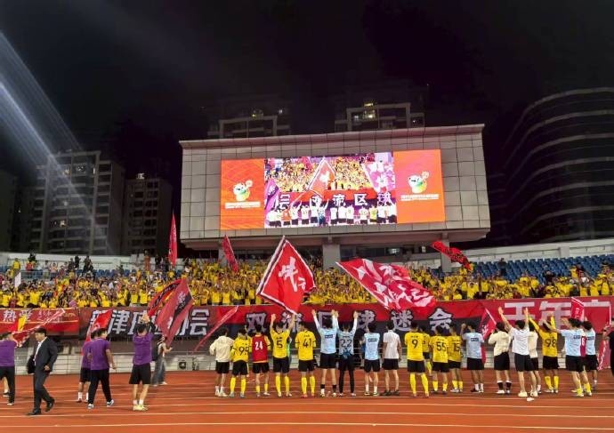 川超揭幕戰(zhàn)，成都隊(duì)6-0大勝遂寧隊(duì)，21000余名球迷現(xiàn)場(chǎng)觀戰(zhàn)