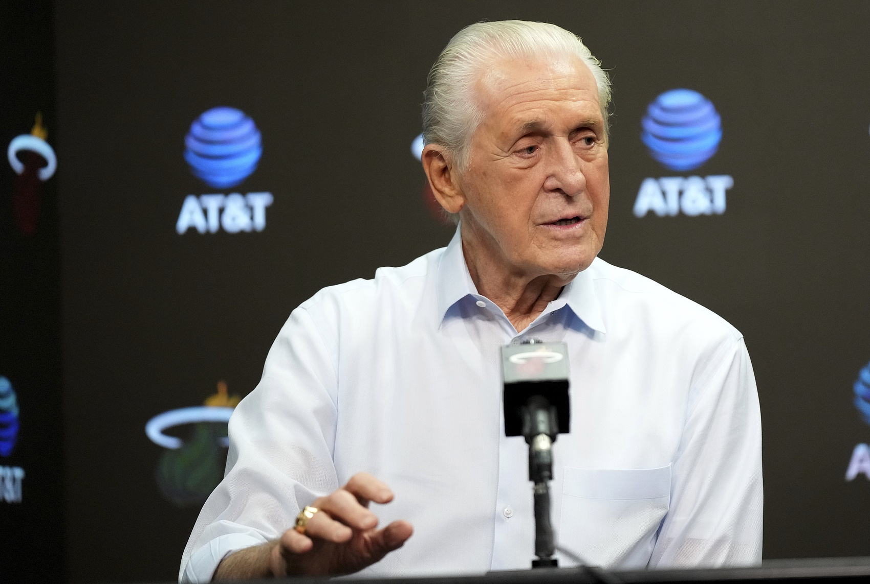 維金斯去湖人？NBA高管：萊利會(huì)幫詹姆斯？他還在生氣呢
