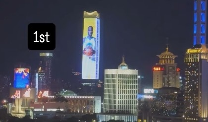 亮相中國上海外灘巨幕！追夢：媽媽我做到了 永懷感恩！