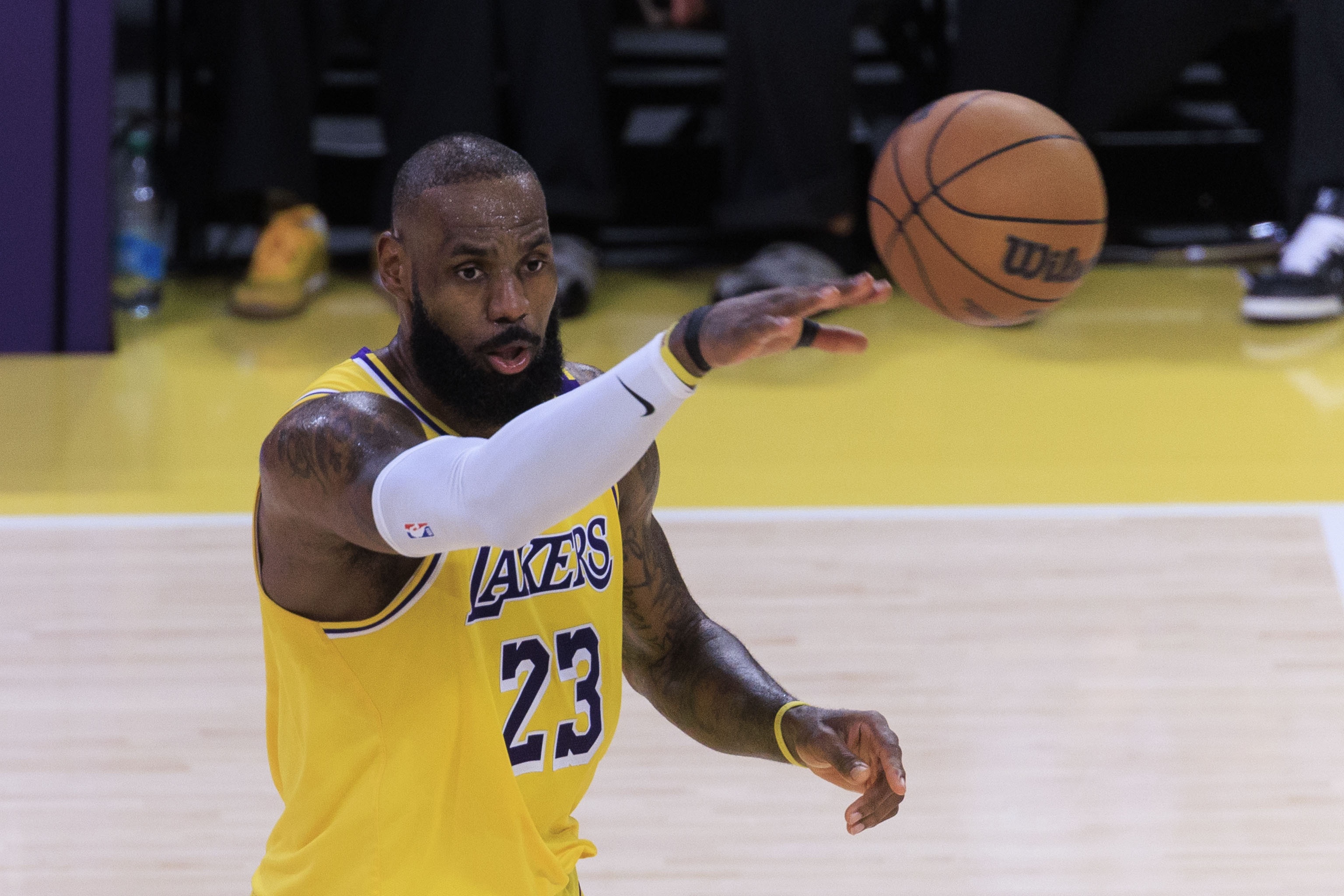 ESPN預(yù)測詹姆斯26-27賽季在哪支隊(duì)：湖人7票 退役5票 重返騎士4票