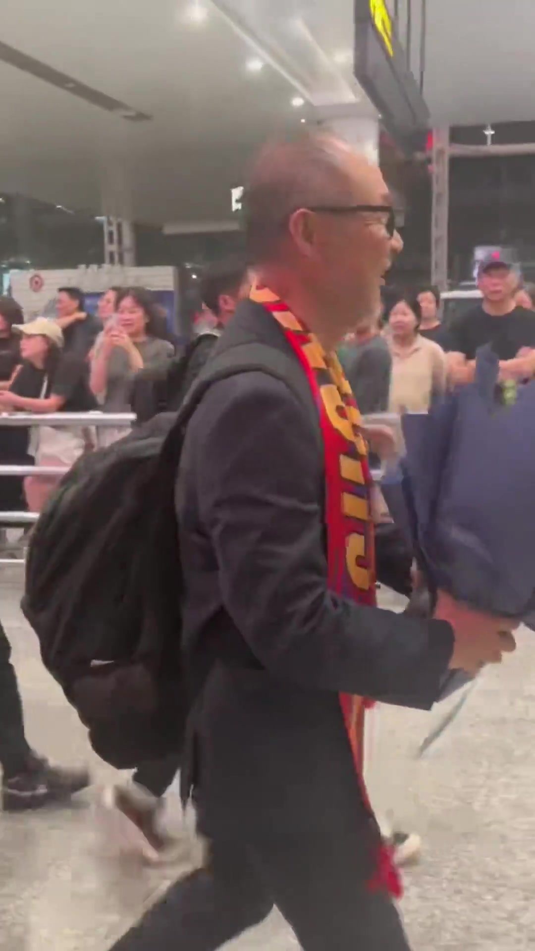 將接手重慶銅梁龍！重慶廣電曬視頻：張外龍已抵達(dá)江北國際機(jī)場