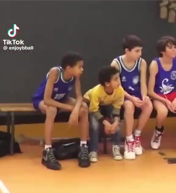 ??很喜歡生氣砸球?。⌒r(shí)候的文班亞馬是怎么打球的？