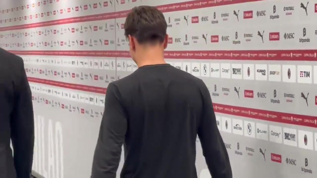 米蘭傷員亞沙里在圣西羅露面，回應(yīng)記者提問：挺好的，好多了